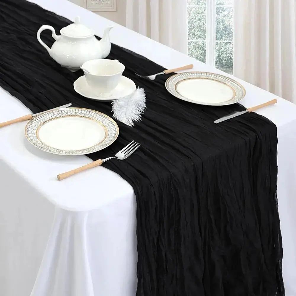 Chemin de table noir en chiffon léger et semi-transparent, décor élégant pour la table, par Mafrenesiedecoration.