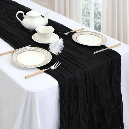 Chemin de table noir en chiffon léger et semi-transparent, décor élégant pour la table, par Mafrenesiedecoration.