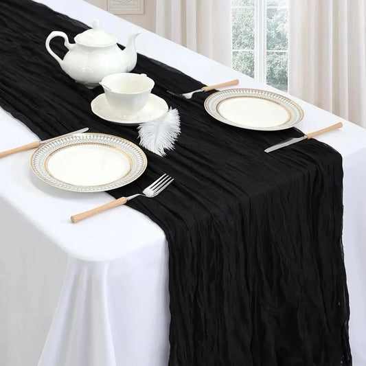 Chemin de table noir en chiffon léger et semi-transparent, décor élégant pour la table, par Mafrenesiedecoration.