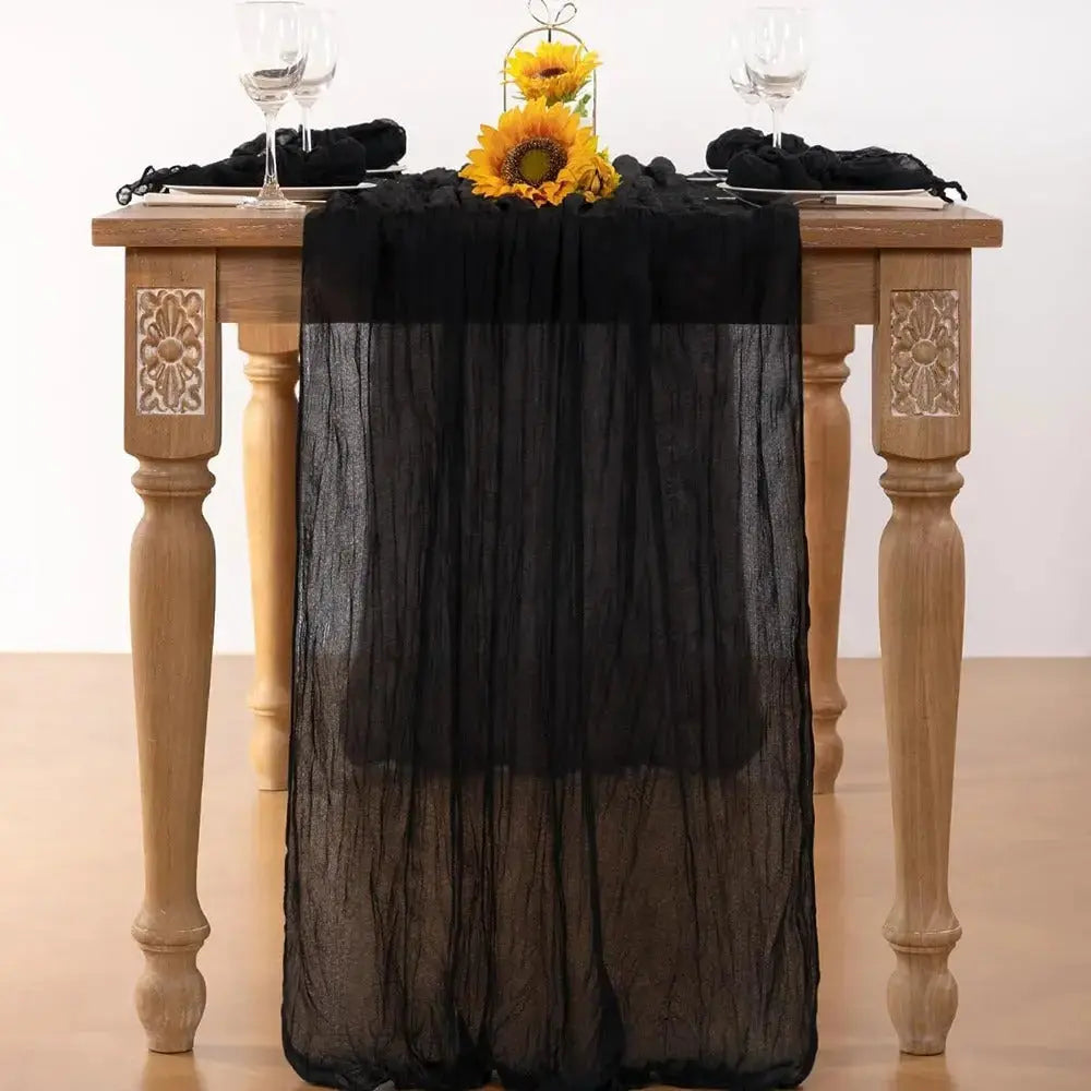 Chemin de table noir en chiffon léger et semi-transparent, décor élégant pour table, par Mafrenesiedecoration.