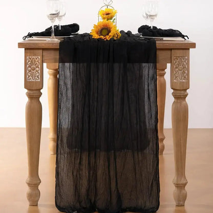 Chemin de table noir en chiffon léger et semi-transparent, décor élégant pour table, par Mafrenesiedecoration.