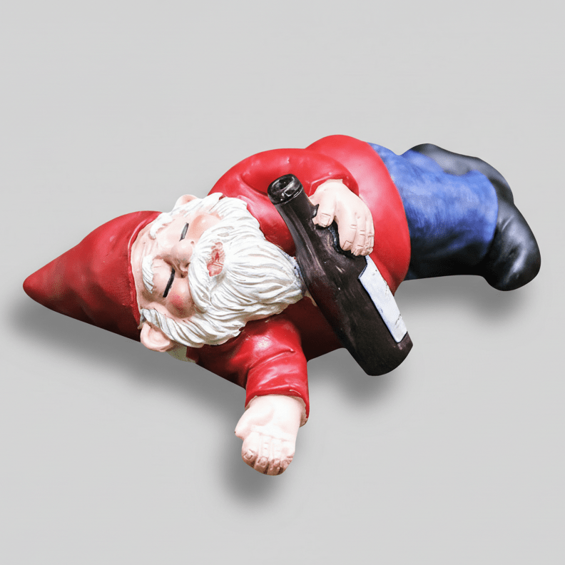 Nain de jardin drole - La touche d'humour pour votre extérieur, lot de 4 figurines autour d'un feu de camp dans un jardin verdoyant