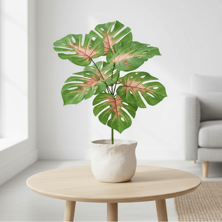 Plante artificielle haut de gamme Monstera - salon moderne pot artisanal table bois lumière naturelle