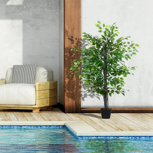 Une Plante artificielle-Ficus se dresse à côté d'un fauteuil en bois avec un coussin rayé, à côté d'une piscine bleu clair, contre un mur de couleur claire avec des panneaux en bois pour une décoration vivante.