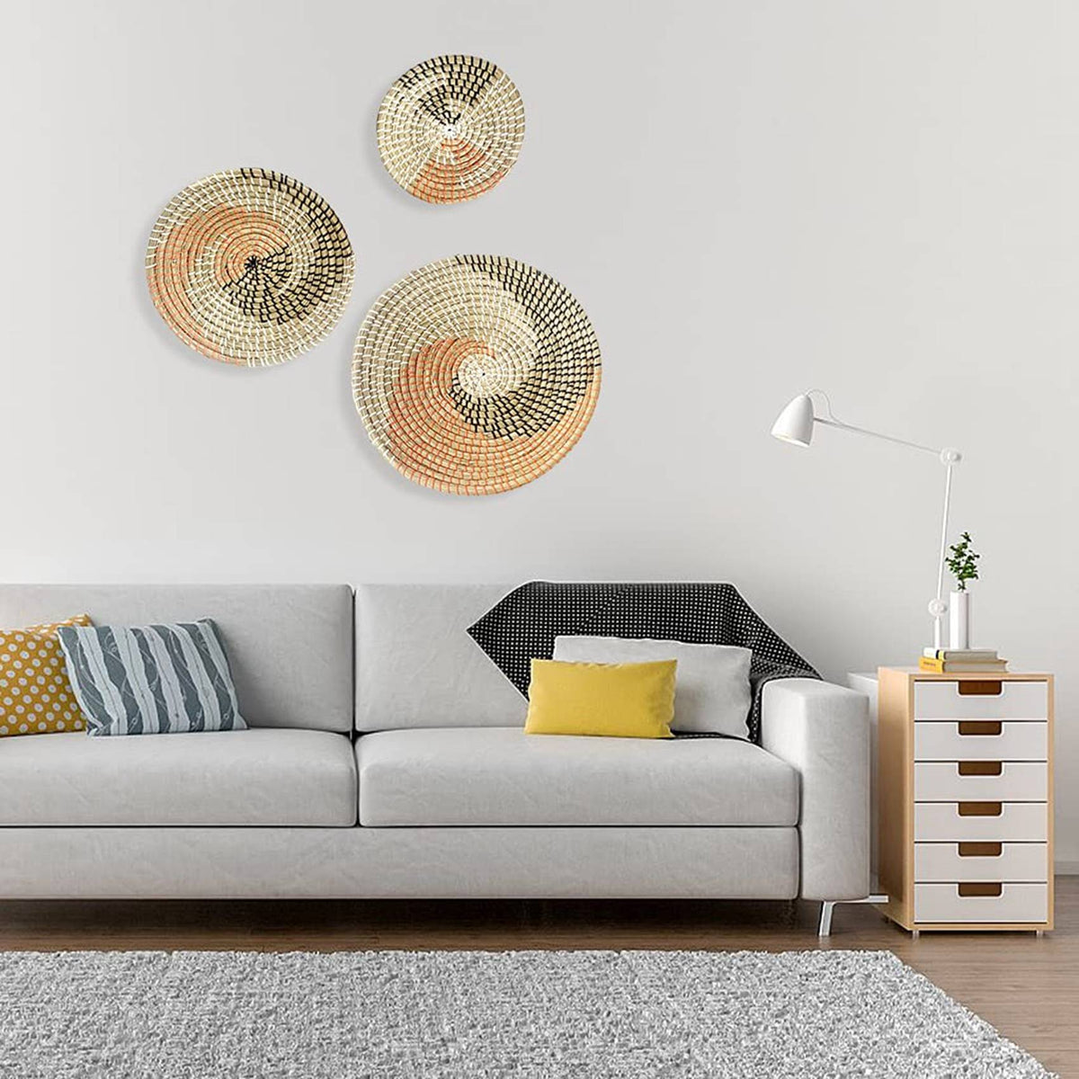Decoration murale en osier : lot de 3 plats tressés au-dessus d'un canapé gris clair