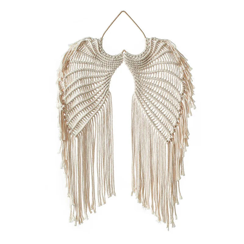 une représentation artistique d'ailes d'ange réalisées en macramé. Les détails complexes des nœuds et des franges créent une texture délicate et aérienne. L'ensemble évoque une sensation de légèreté et d'élégance spirituelle.