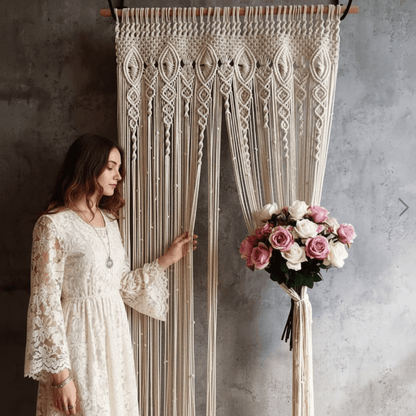 Rideau macramé avec femme et roses