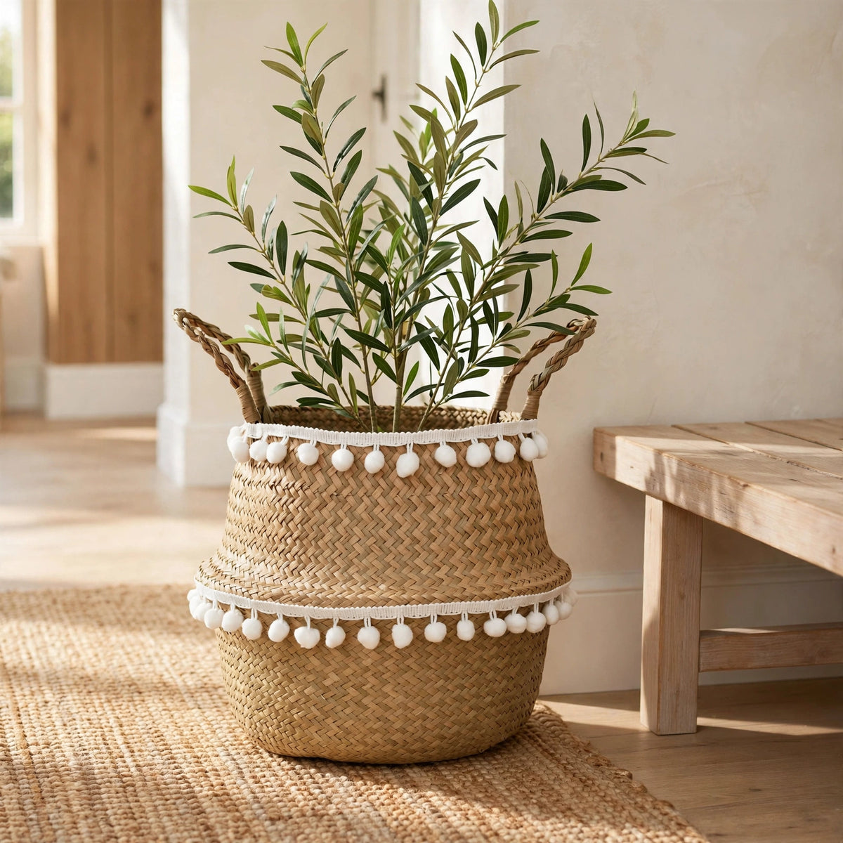 Panier en jonc de mer à franges dans une entrée en bois clair