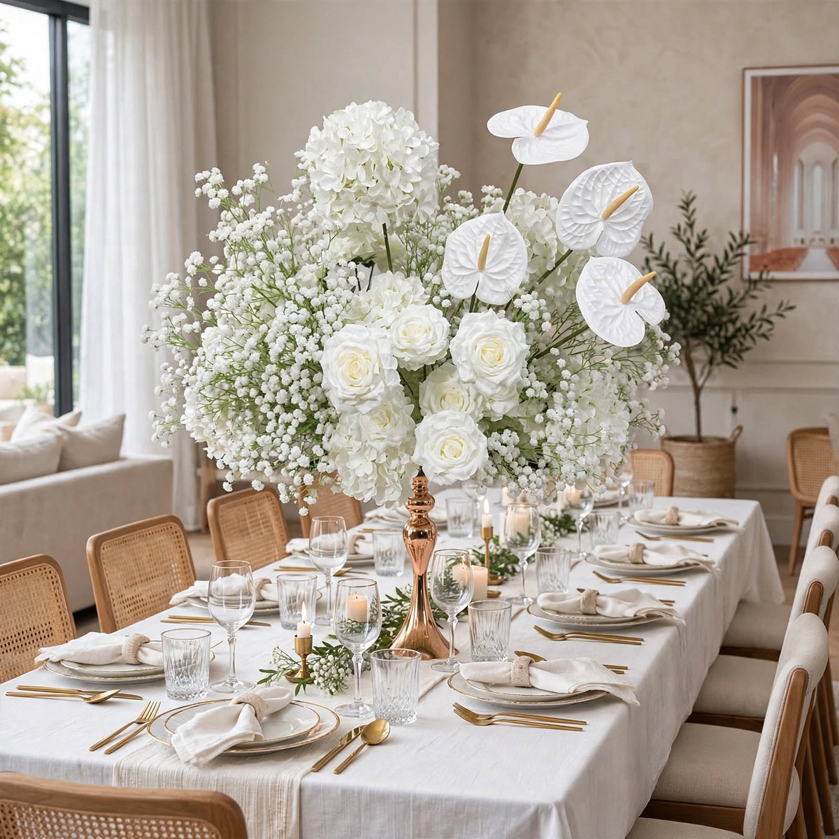 Centre de table en fleurs artificielles blanc, roses et gypsophile sur pied doré