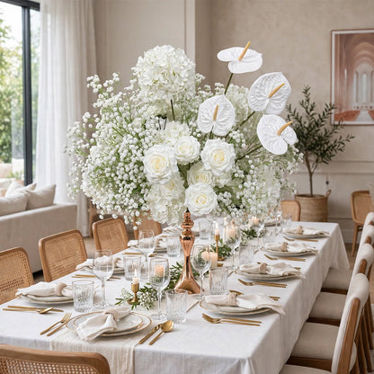 Centre de table en fleurs artificielles blanc, roses et gypsophile sur pied doré