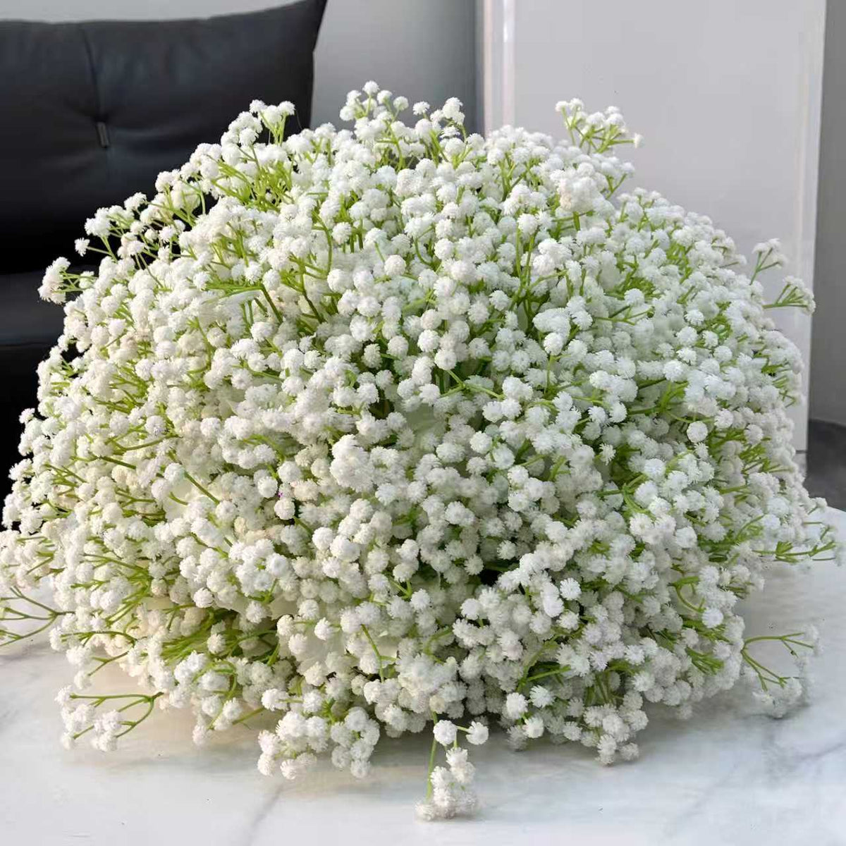 Centre de table en fleurs artificielles gypsophile blanc sur table en marbre