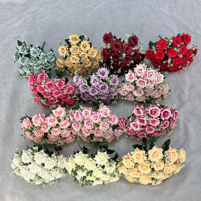 Bouquet de roses artificielles dans un vase sur une console