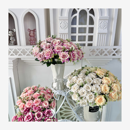 Bouquet de roses artificielles posé dans un intérieur clair