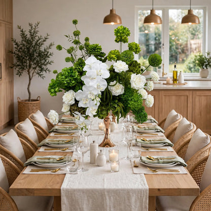 Centre de table en fleurs artificielles blanc et vert sur une table dressée de 10 personnes