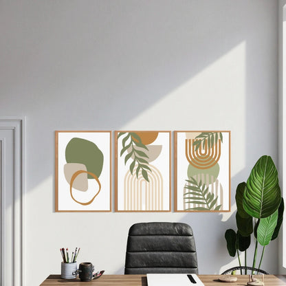 Trois tableaux abstraits nature, décoration murale bois au-dessus d'un bureau moderne.