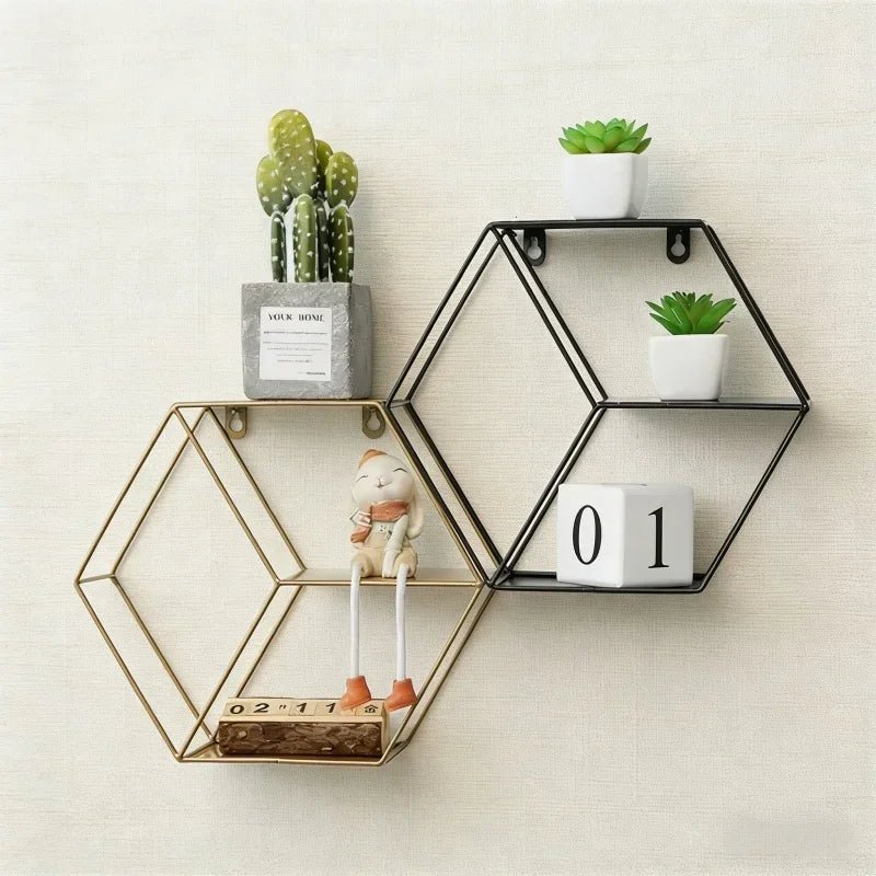 Étagère murale industrielle métal finition rond montée sur mur blanc optimisant espace vertical avec objets décoratifs et plantes