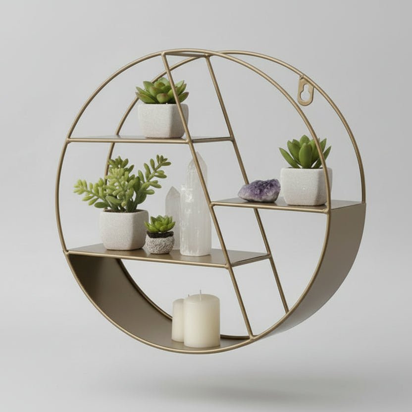 Étagère murale industrielle métal finition tan rond montée sur mur blanc optimisant espace vertical avec objets décoratifs et plantes
