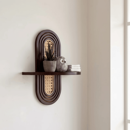 Étagère rotin résolvant problèmes désordre, rangement mural avec plantes et livres organisés
