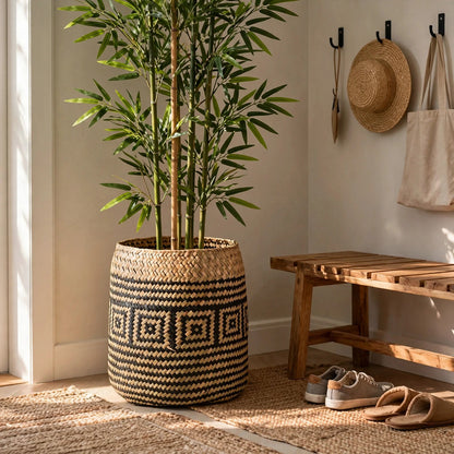 Cache pot original à motif ethnique dans une entrée en bois clair
