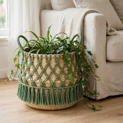 Cache pot macramé dans un salon scandinave aux tons clairs