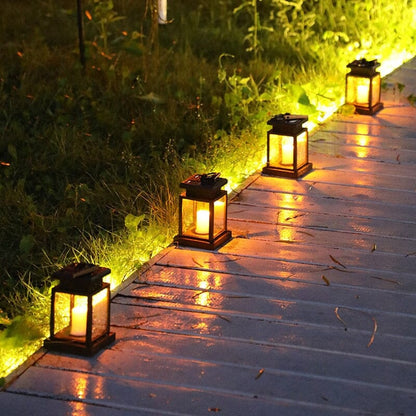 Quatre lampes Lampe solaire jardin haut de gamme-Classic-Solar™ illuminent un chemin de jardin humide la nuit, projetant une lueur jaune chaude le long de l'herbe et de l'allée dans un design rétro élégant.